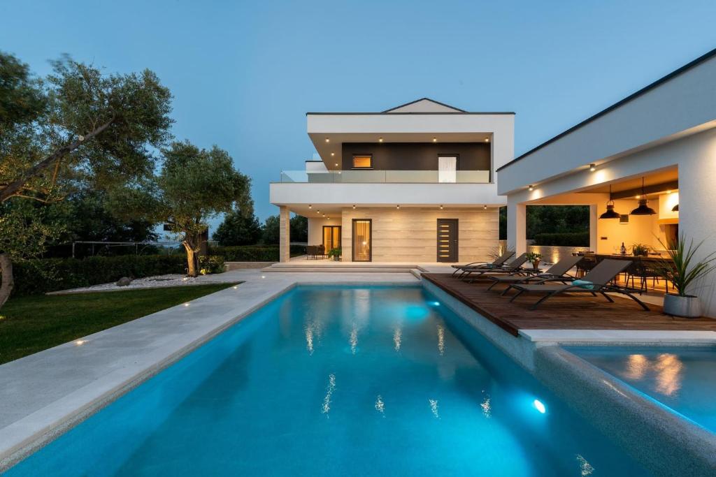 Bazén v ubytovaní Luxurious Villa Laurea near Labin with Pool, Sauna & Sea View alebo v jeho blízkosti