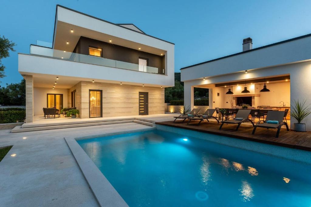 Bazén v ubytovaní Luxurious Villa Laurea near Labin with Pool, Sauna & Sea View alebo v jeho blízkosti