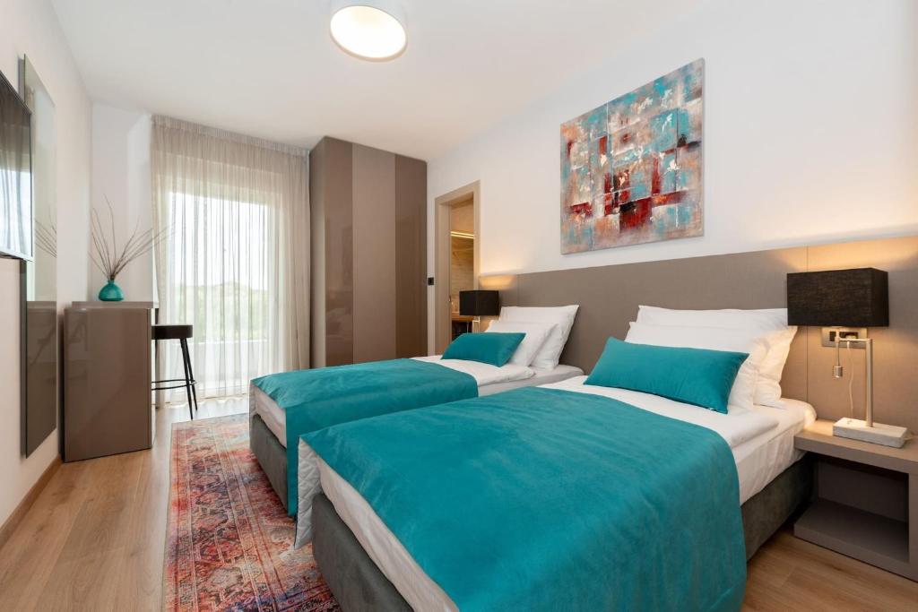 Posteľ alebo postele v izbe v ubytovaní Luxurious Villa Laurea near Labin with Pool, Sauna & Sea View