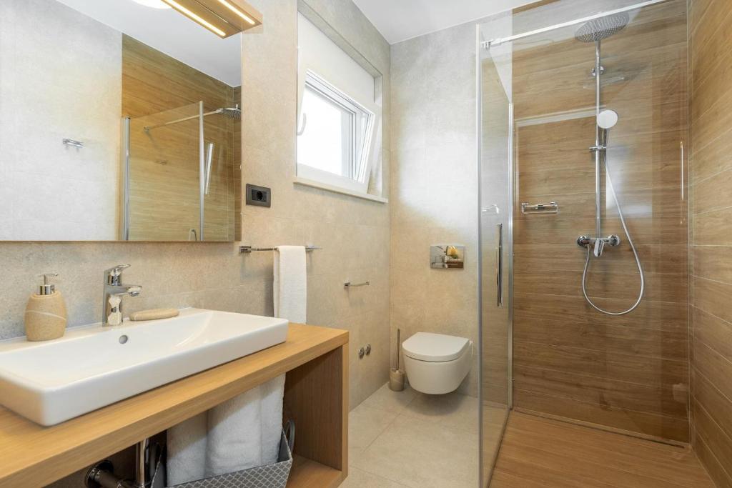 Kúpeľňa v ubytovaní Luxurious Villa Laurea near Labin with Pool, Sauna & Sea View