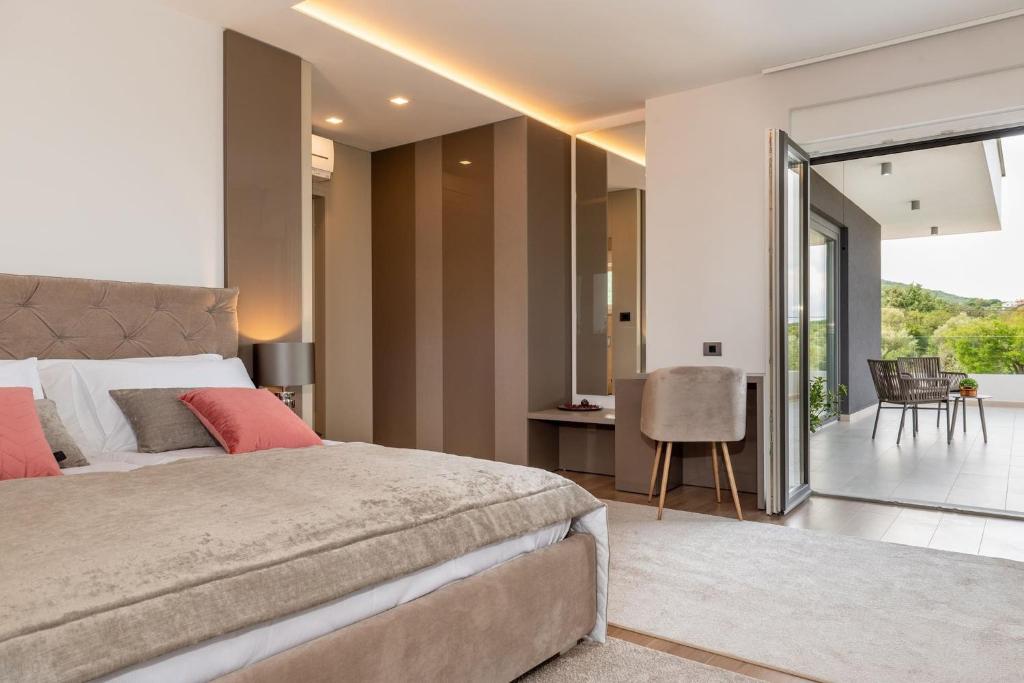Posteľ alebo postele v izbe v ubytovaní Luxurious Villa Laurea near Labin with Pool, Sauna & Sea View