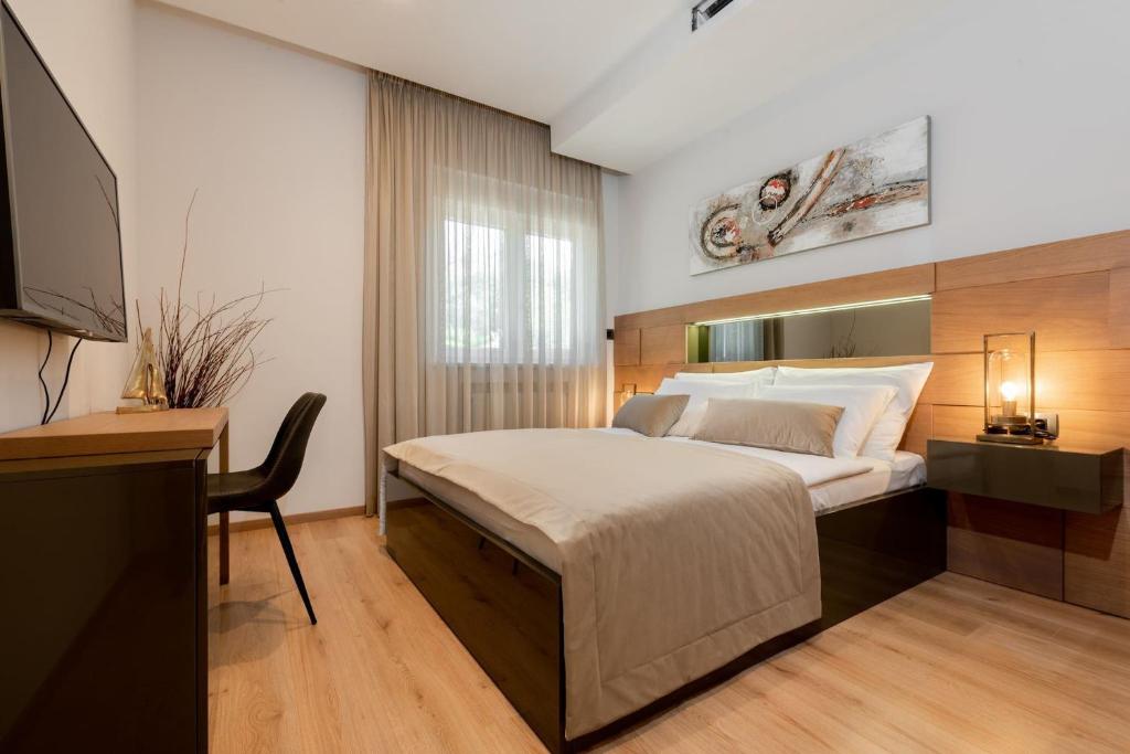 Posteľ alebo postele v izbe v ubytovaní Luxurious Villa Laurea near Labin with Pool, Sauna & Sea View