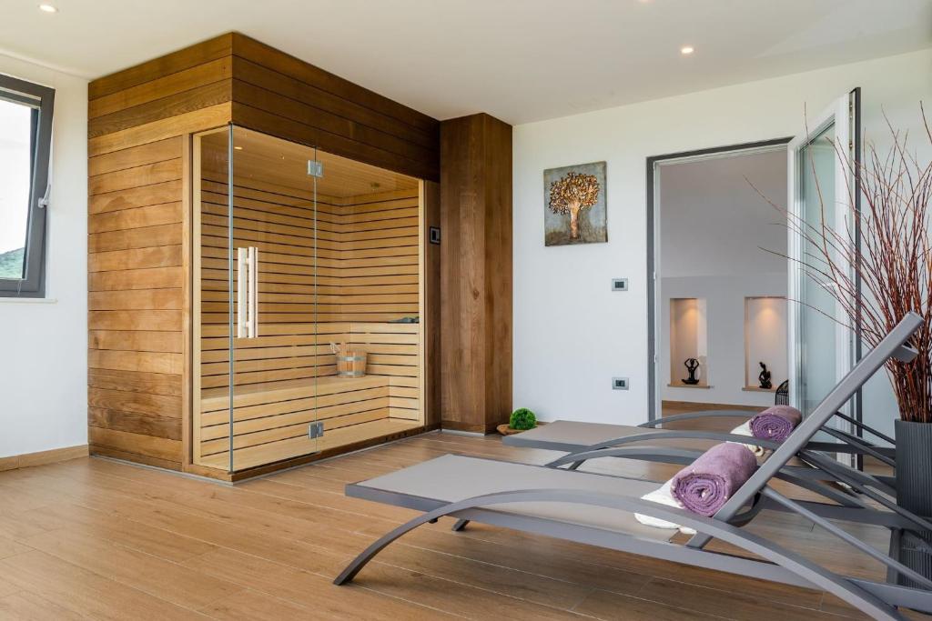 Posilňovňa alebo fitness centrum v ubytovaní Luxurious Villa Laurea near Labin with Pool, Sauna & Sea View