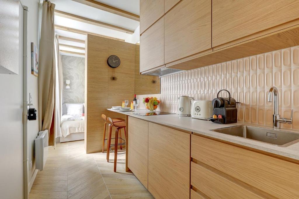 une cuisine avec un évier et un plan de travail dans l'établissement TBS 304 - Charming studio in Paris, à Paris