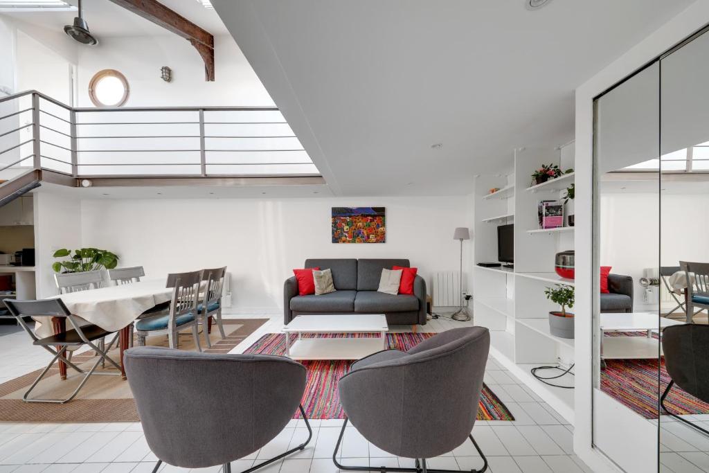 un salon avec un canapé et une table dans l'établissement Large luxury Loft for 6 people by Weekome, à Paris