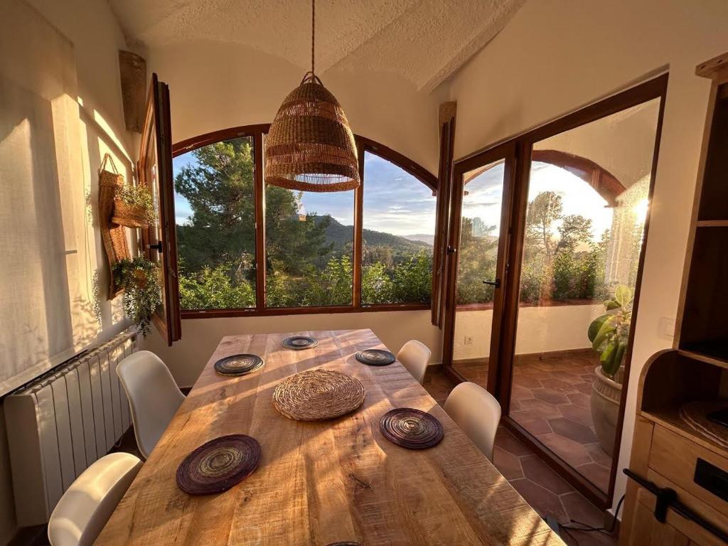 Postel nebo postele na pokoji v ubytování PRAGA 2 - Encantadora casa con piscina y vistas al bosque!