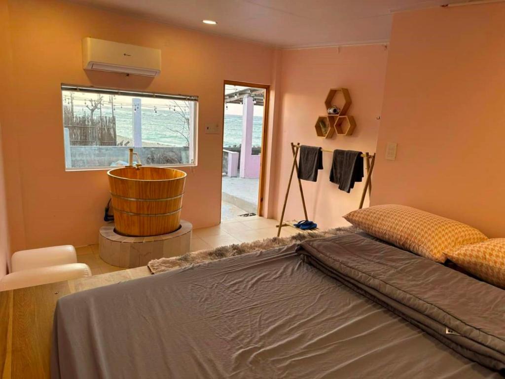 una camera da letto con un letto grande e una vasca da bagno di Rosy House Đảo Phú Quý a Cù Lao Thu