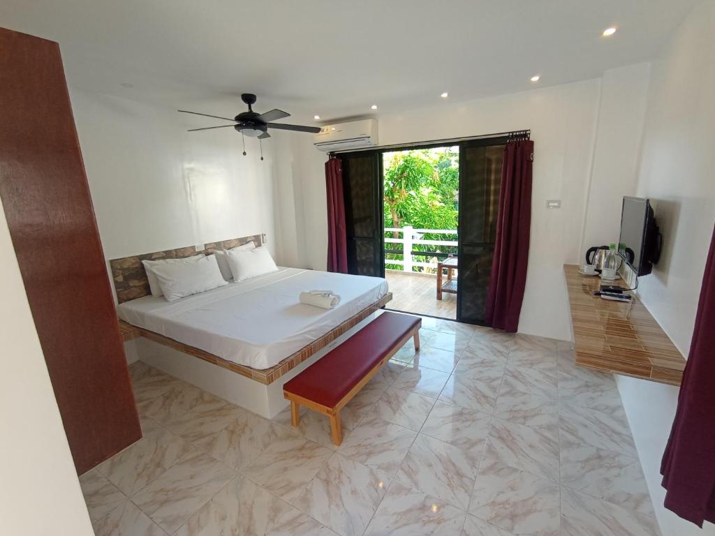 Una cama o camas en una habitación de Jalyn's Resort Sabang