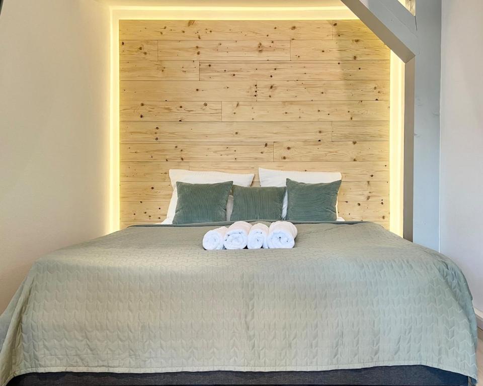 a bedroom with a bed with two towels on it at Apartment Bergliebe, TV, W-Lan, Spülmaschine, Balkon in Siegsdorf