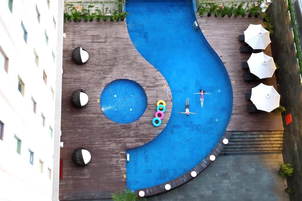 Vue sur la piscine de l'établissement POP! Hotel Gubeng ou sur une piscine à proximité