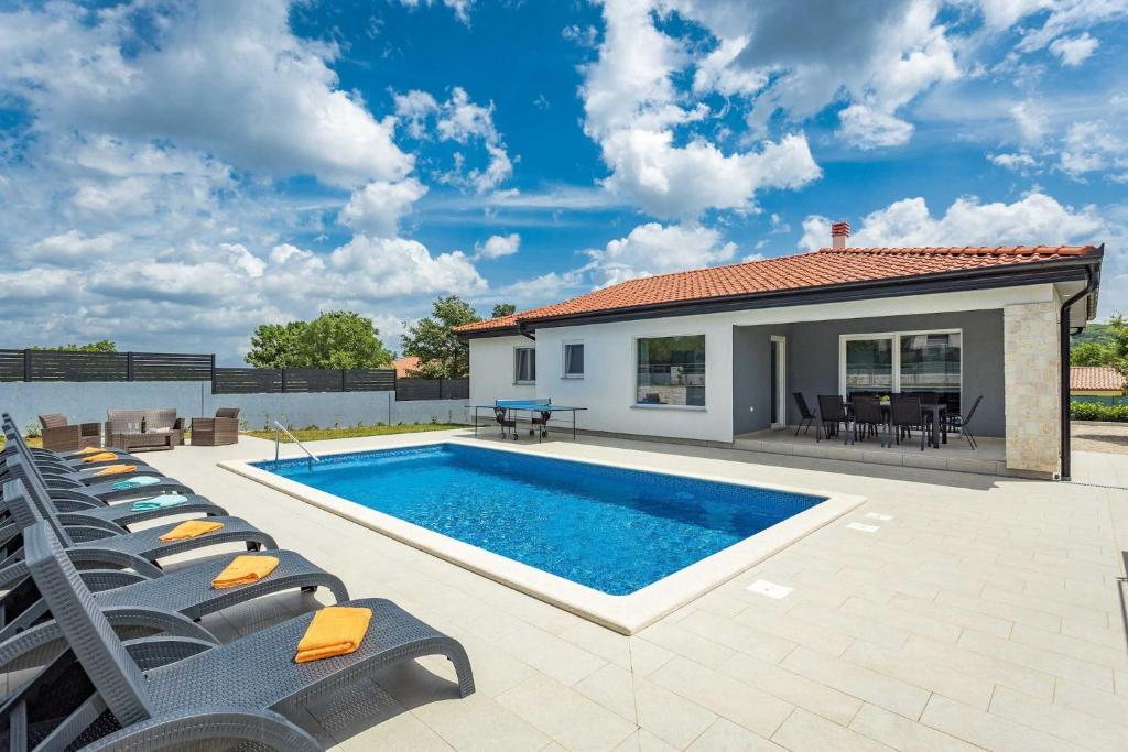 Bazén v ubytovaní Holiday Home Greta alebo v jeho blízkosti