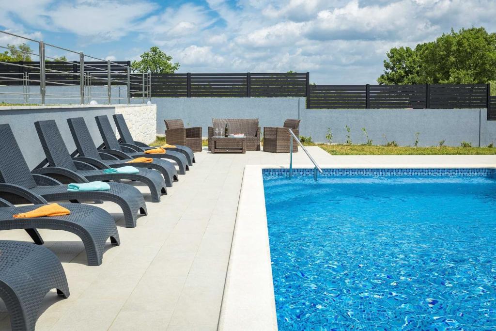 Bazén v ubytovaní Holiday Home Greta alebo v jeho blízkosti