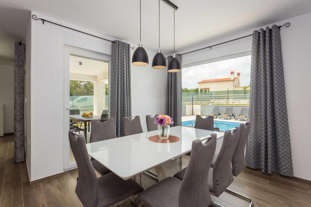 Bazén v ubytovaní Holiday Home Greta alebo v jeho blízkosti