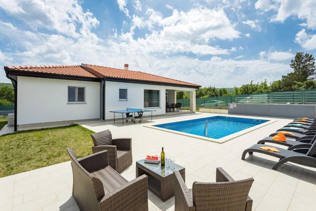 Bazén v ubytovaní Holiday Home Greta alebo v jeho blízkosti