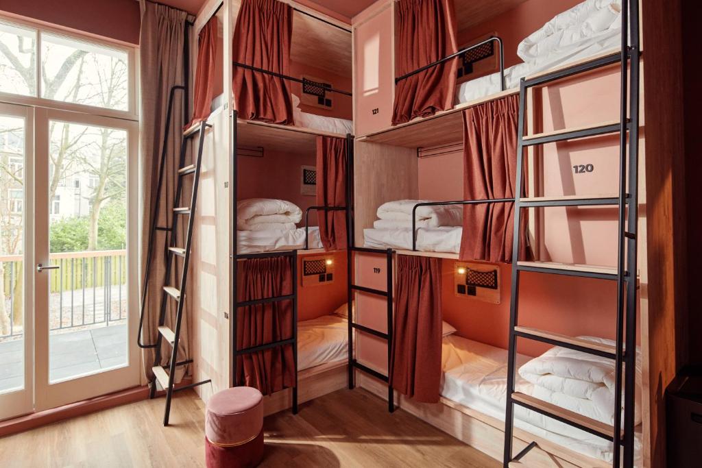 Ein Bett oder Betten in einem Zimmer der Unterkunft The Elephant Hostel