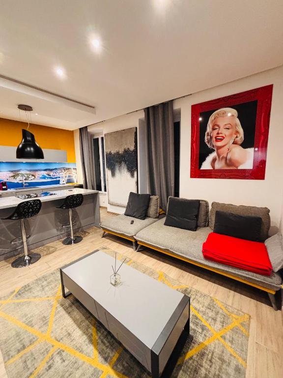 un salon avec un canapé et une table dans l'établissement Bonaparte - Nice, à Nice