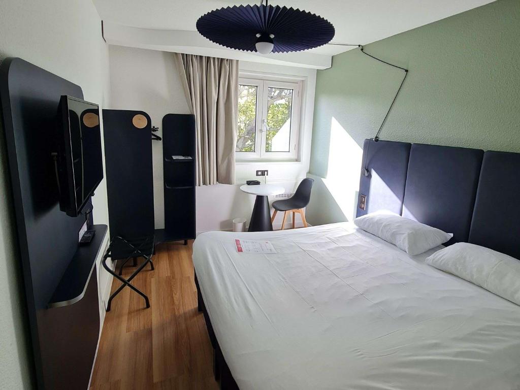 Postel nebo postele na pokoji v ubytování ibis Vannes