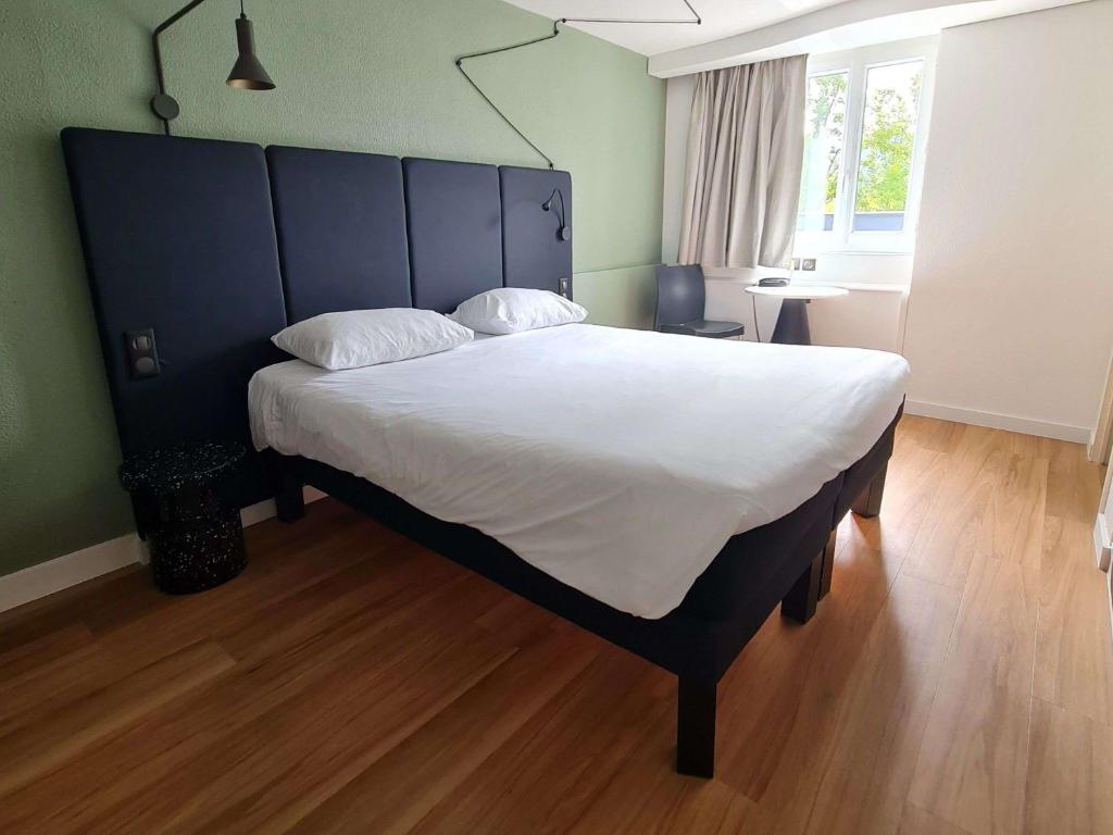 Postel nebo postele na pokoji v ubytování ibis Vannes