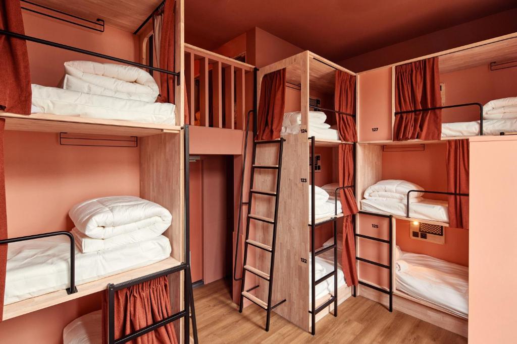 Ein Etagenbett oder Etagenbetten in einem Zimmer der Unterkunft The Elephant Hostel