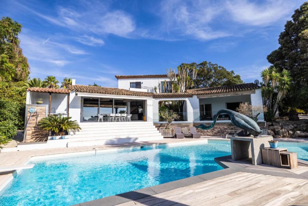 une piscine devant une maison dans l'établissement Villa Reninca - Côte D'Azur, à Saint-Tropez