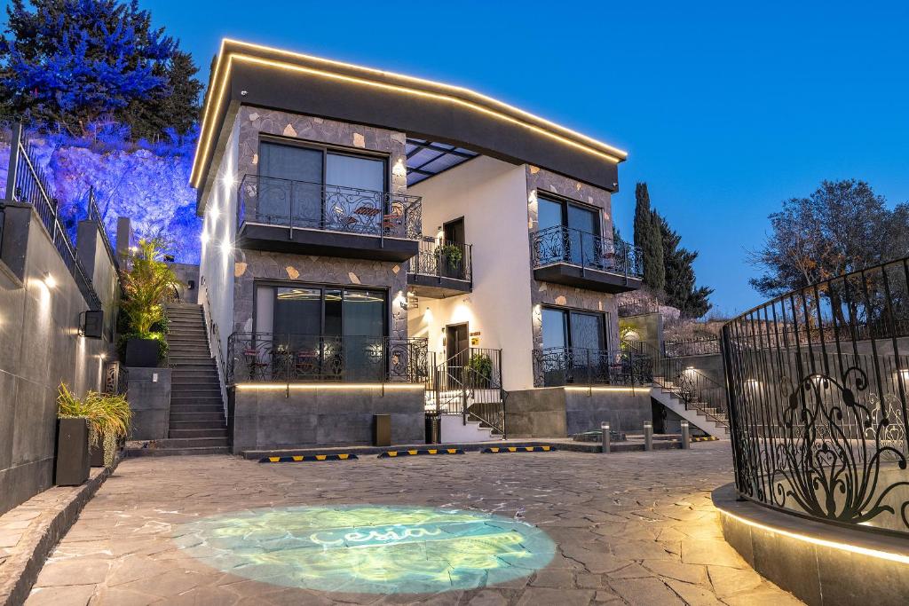 una casa con un cartello sul terreno di fronte di Cesia Boutique a Biriyya