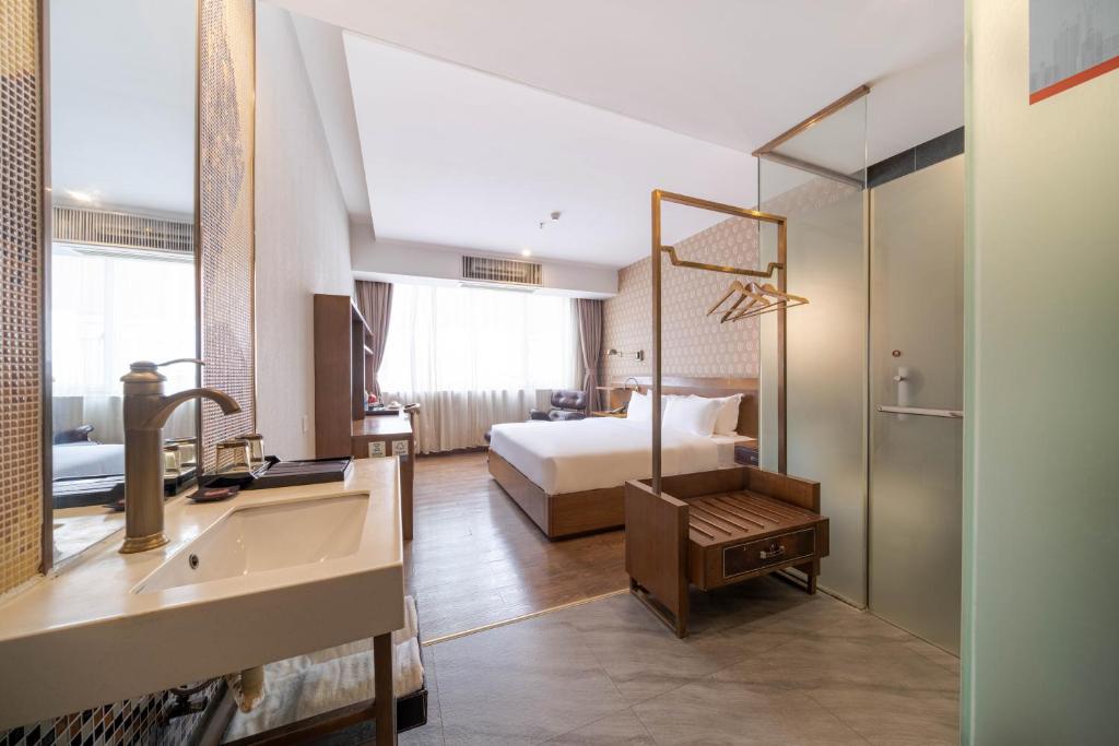 Postel nebo postele na pokoji v ubytování Xicheng International Hotel Guangzhou Sanyuanli Jiangxia Metro Station Branch