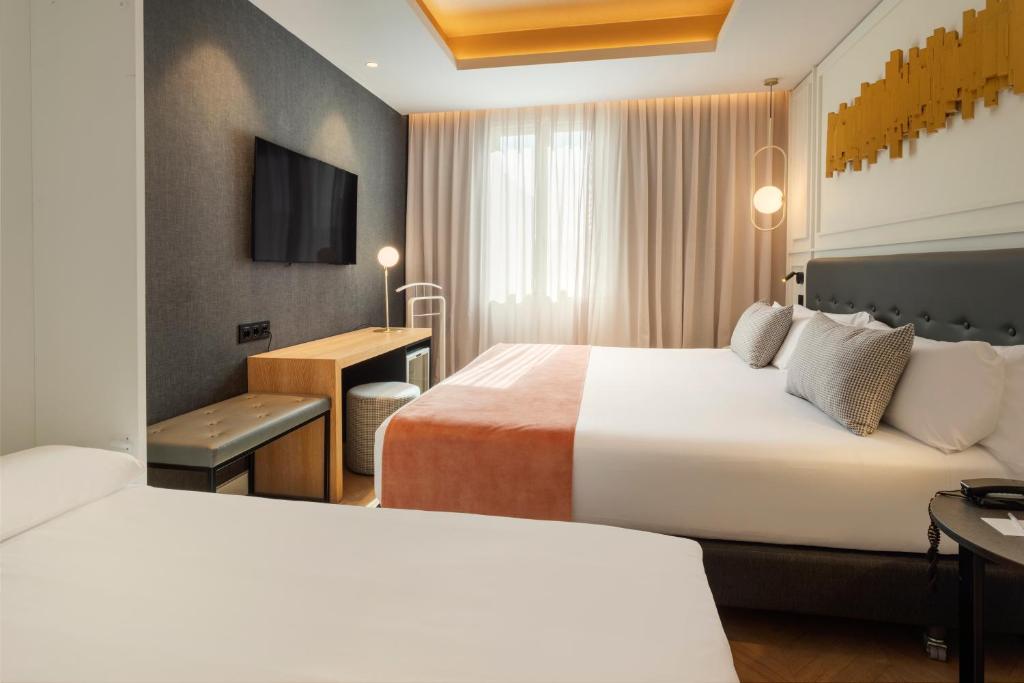 Catalonia Goya - Exterior Premium Triple Room