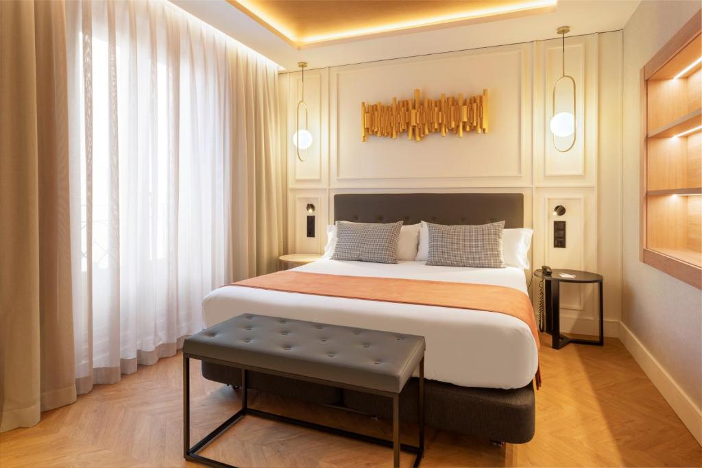 Postel nebo postele na pokoji v ubytování Catalonia Goya