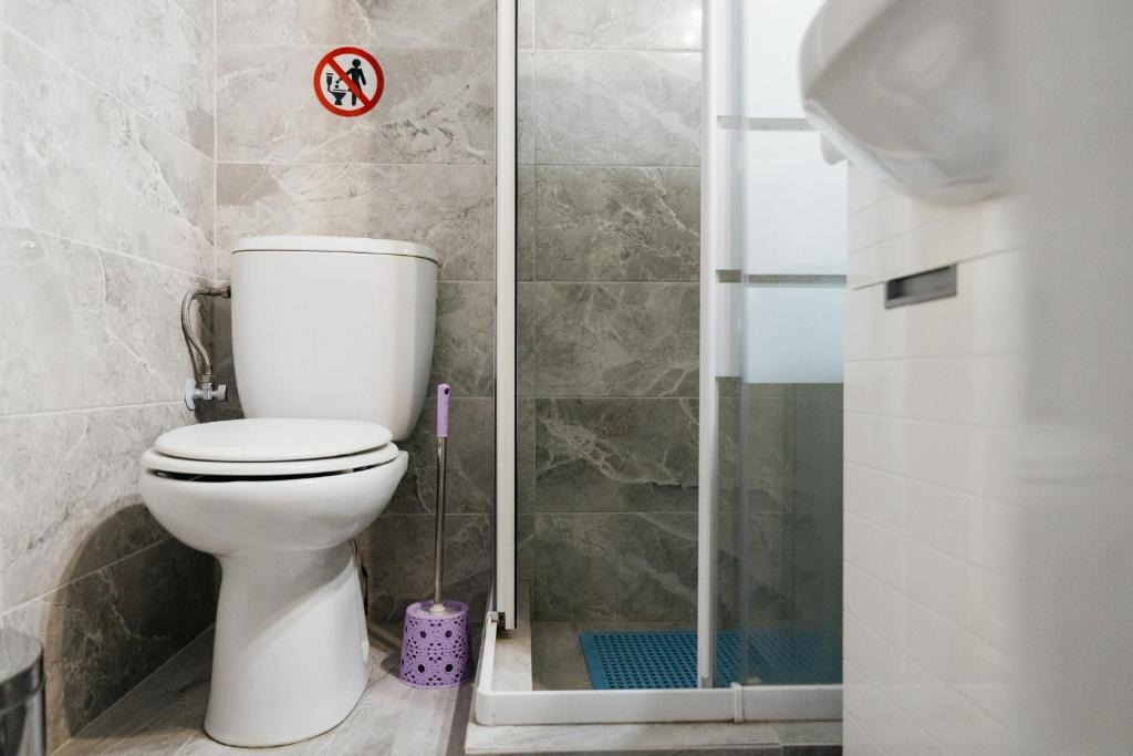 Kúpeľňa v ubytovaní luxury apartment center athens (wifi)