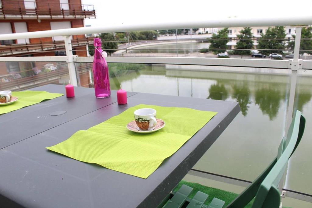 - une table avec une tasse de café et une bouteille dans l'établissement Appt Studio LA ROCHELLE - LR040-311, à La Rochelle