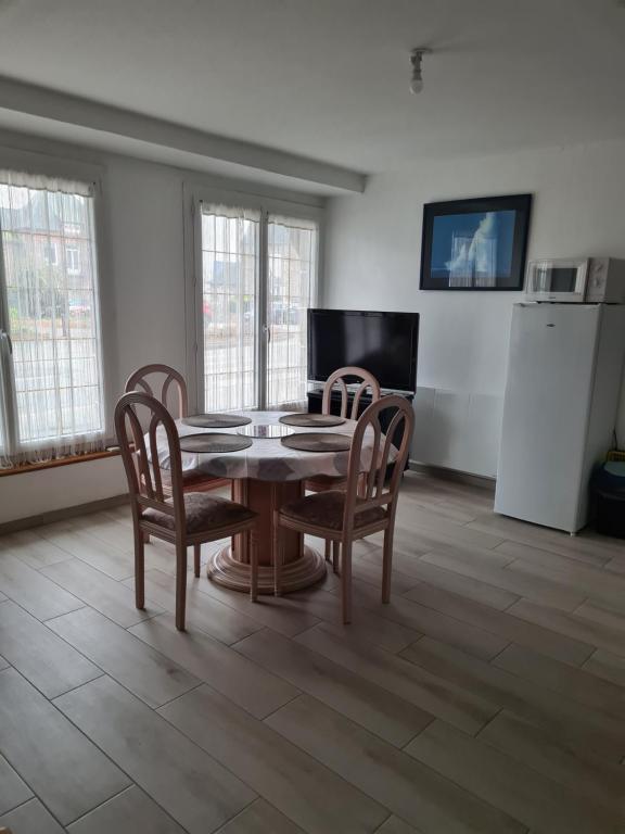 TV a/nebo společenská místnost v ubytování Appartement T2 spacieux à FREHEL