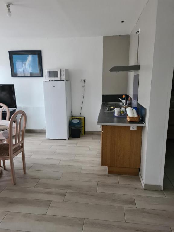 Kuchyň nebo kuchyňský kout v ubytování Appartement T2 spacieux à FREHEL