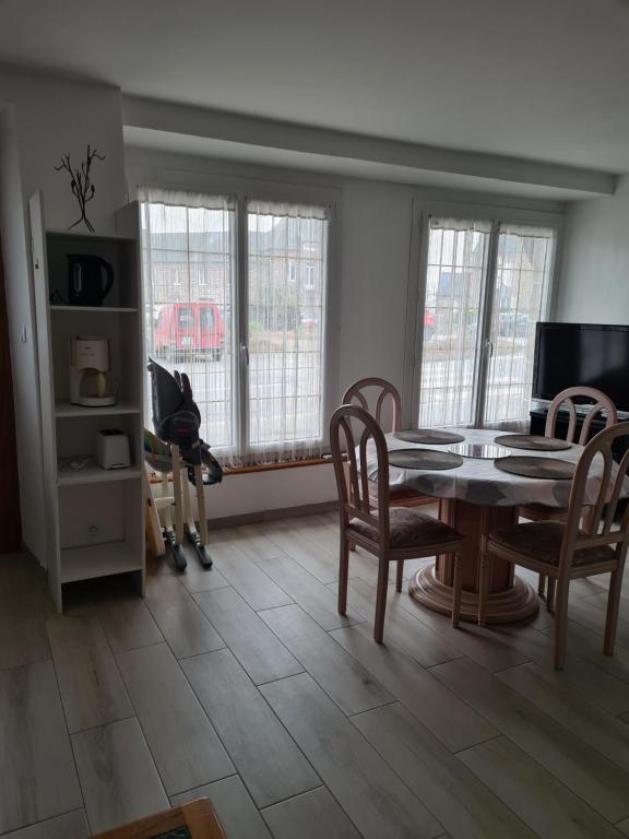 TV a/nebo společenská místnost v ubytování Appartement T2 spacieux à FREHEL