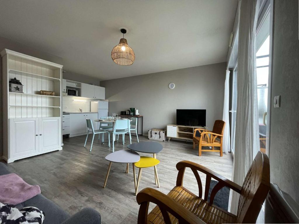 un salon avec une cuisine et une salle à manger dans l'établissement Appt 3 pièces LA ROCHELLE - LR040-307, à La Rochelle