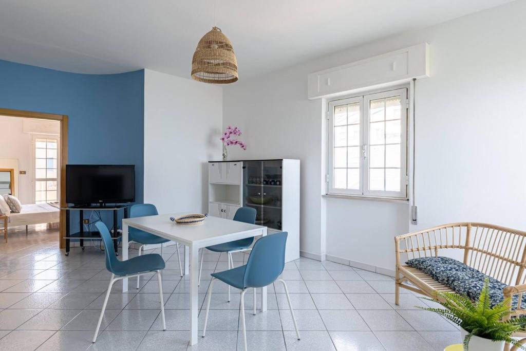 a living room with a white table and blue chairs at Ferrante - YourPlace Abruzzo in Fossacesia