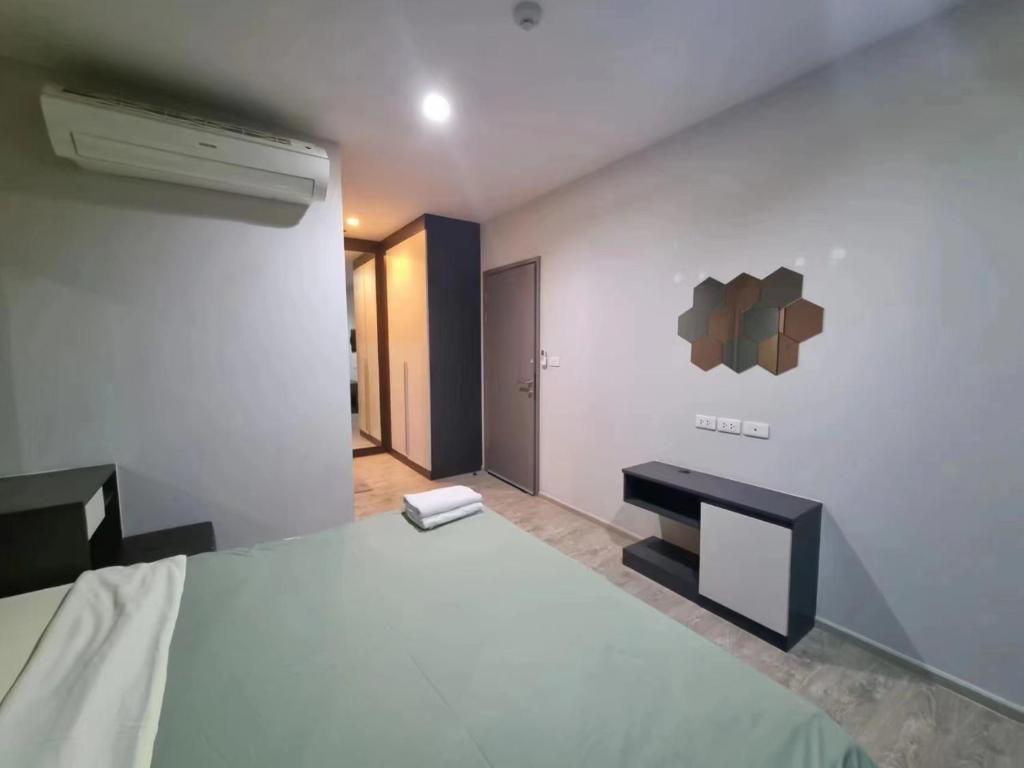 a bedroom with a white bed and a desk at The Base海景网红顶层无边泳池 双卧室套房 in Pattaya Central