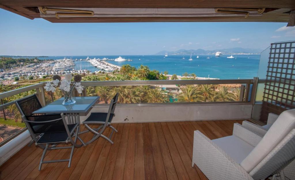 un balcon avec une table et des chaises et l'océan dans l'établissement Croisette - 2 Bedrooms - Panoramic sea view, à Cannes