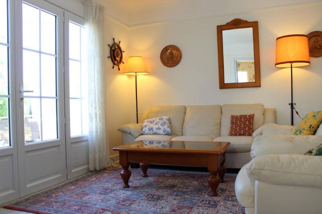 un salon avec un canapé et une table basse dans l'établissement Maison 3 pièces 5 couchages Saint Trojan Les Bains STO000-045, à Saint-Trojan-les-Bains