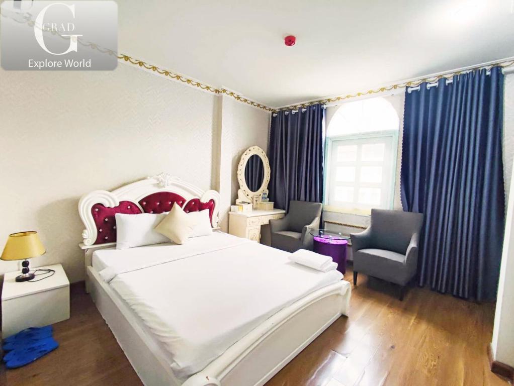 Postel nebo postele na pokoji v ubytování Crowne Hotel Bui Vien