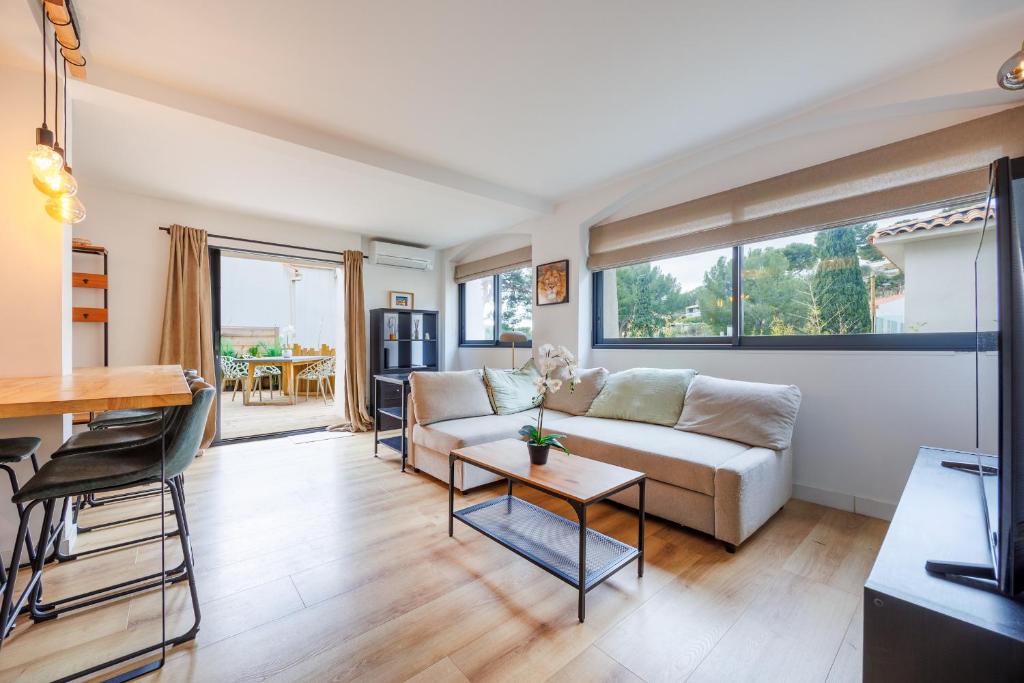 un salon avec un canapé et une table dans l'établissement Osmoz En Vau - clim par Dodo à Cassis, à Cassis