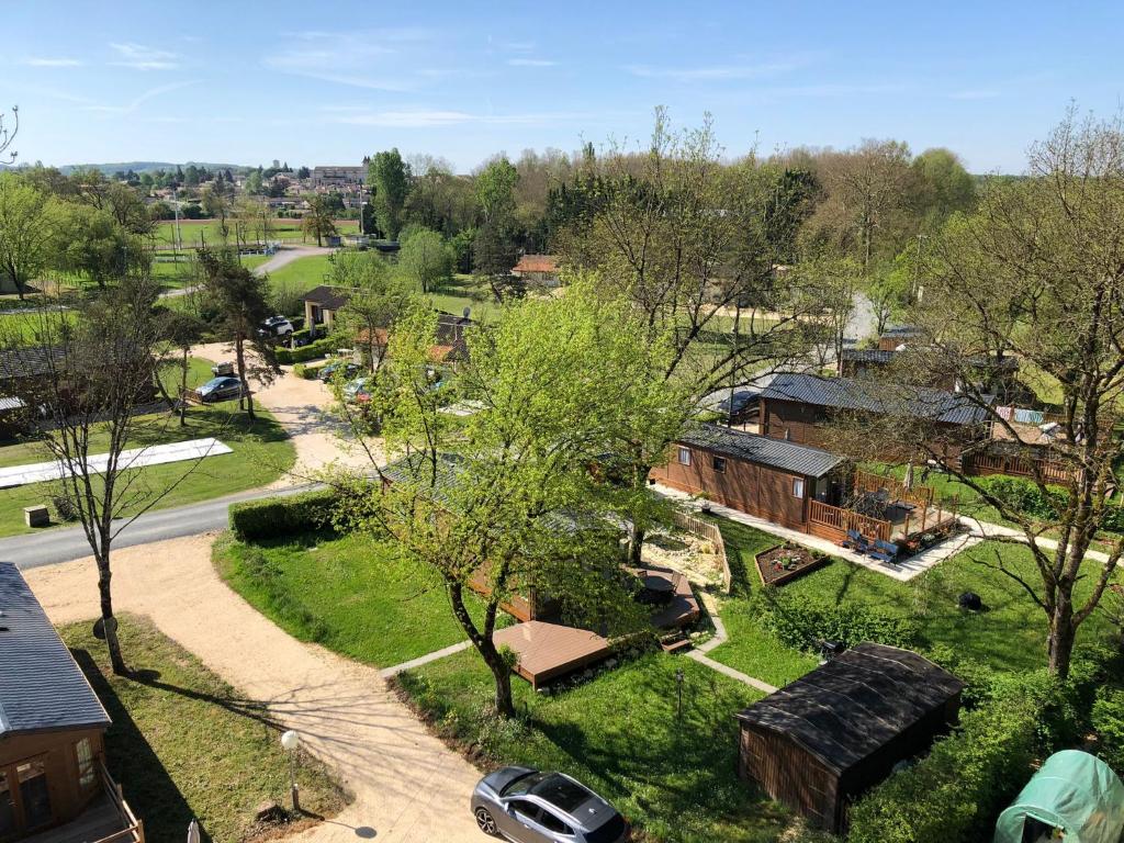 une vue aérienne sur un village planté d'arbres et de bâtiments dans l'établissement Lodge 1, à Rives