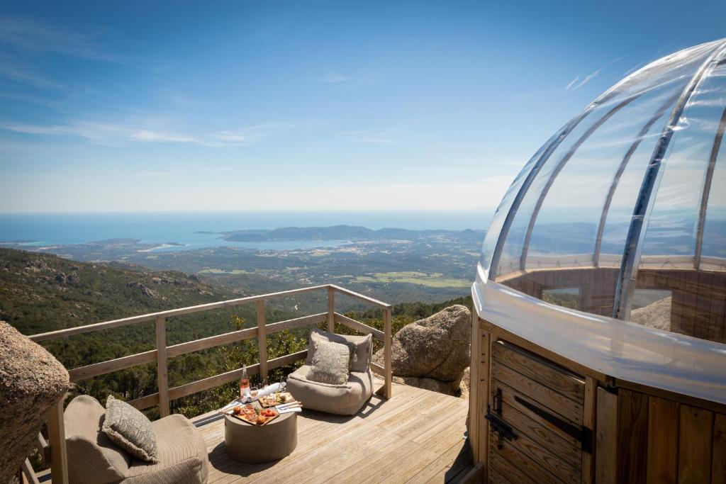 Cocoon Village - bulles et tentes suspendues insolites avec vue sur la mer au lac de l'Ospedale à Porto-Vecchio Corse France