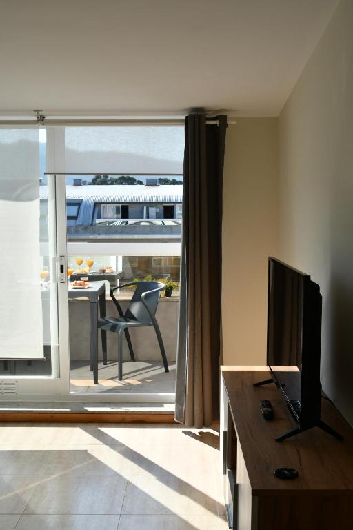 Telewizja i/lub zestaw kina domowego w obiekcie Primera Linea de Playa Samil Costa con Garaje Incluido