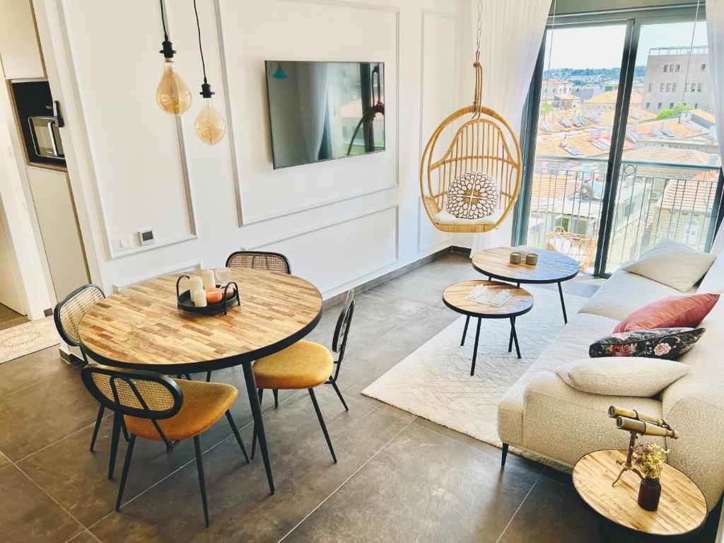 JLM market suite في القدس: غرفة معيشة بها طاولة وأريكة
