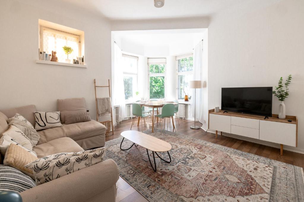 Posezení v ubytování 2ndhomes 2BR City Center Apartment with Balcony & Park view