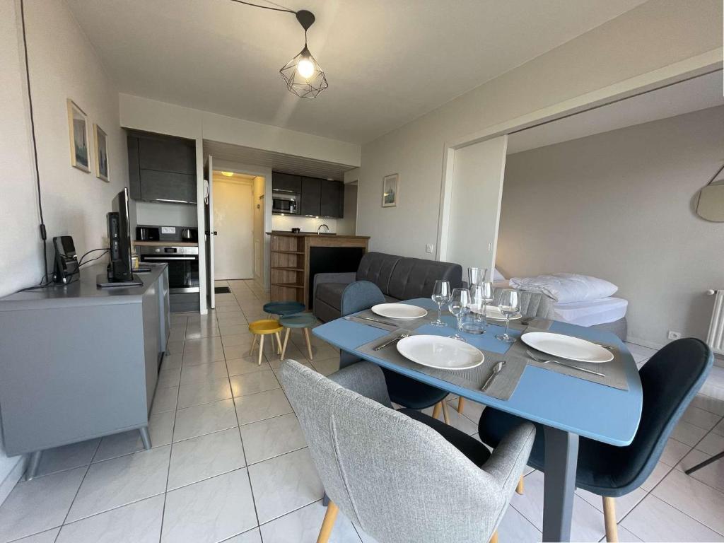 une cuisine et une salle à manger avec une table bleue et des chaises dans l'établissement Appt 2 pièces LA ROCHELLE - LR090-D212, à La Rochelle