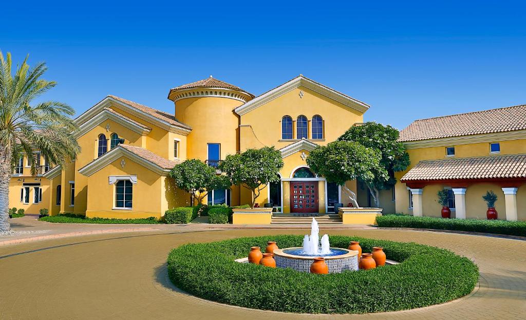فضای داخلی Arabian Ranches Golf Club Hotel در دبی - تصویر ۳