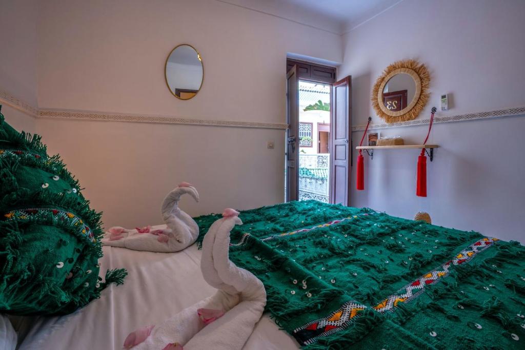 Postel nebo postele na pokoji v ubytování Riad Les Dunes And SPA