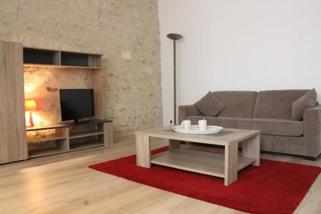 un salon avec un canapé et une table basse dans l'établissement Appt 2 pièces LA ROCHELLE - LR180-024, à La Rochelle