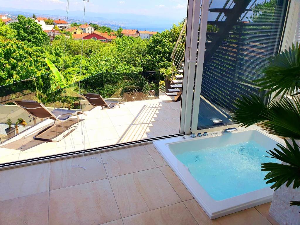 Basen w obiekcie Jacuzzi and Pool Apartments lub w pobliżu
